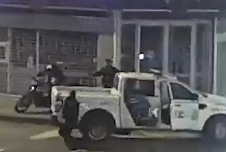 El sujeto llevaba a tiro el rodado cuando fue sorprendido forzando la puerta de un vehículo estacionado.