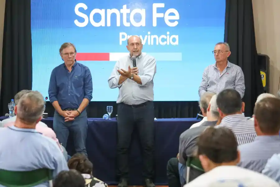 El gobernador Perotti junto al secretario de Agricultura, Ganadería y Pesca de la Nación, Juan José Bahillo y el ministro Daniel Costamagna en el encuentro con productores en la Estancia Las Gamas.