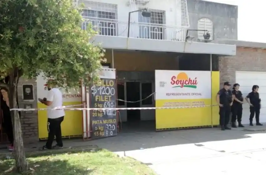 Quiso robar una pollería, forcejeó con un empleado y le dio un culatazo en la cabeza