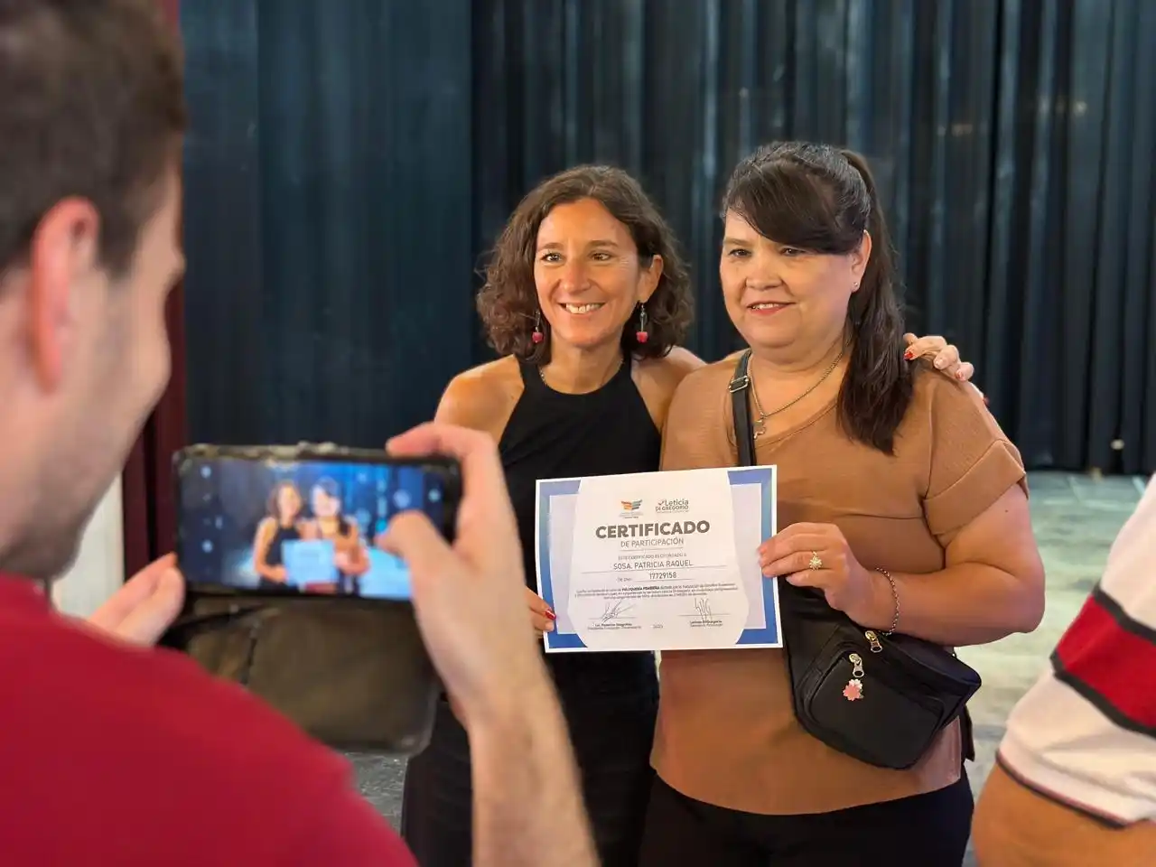 Entrega de certificados a 500 graduados de los distintos talleres organizados por la senadora.