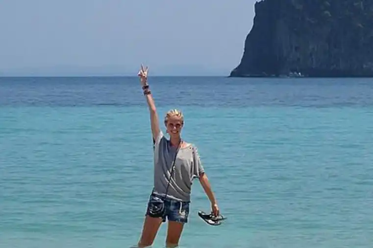 Fingió viajar por el mundo, pero estaba encerrada en su habitación
