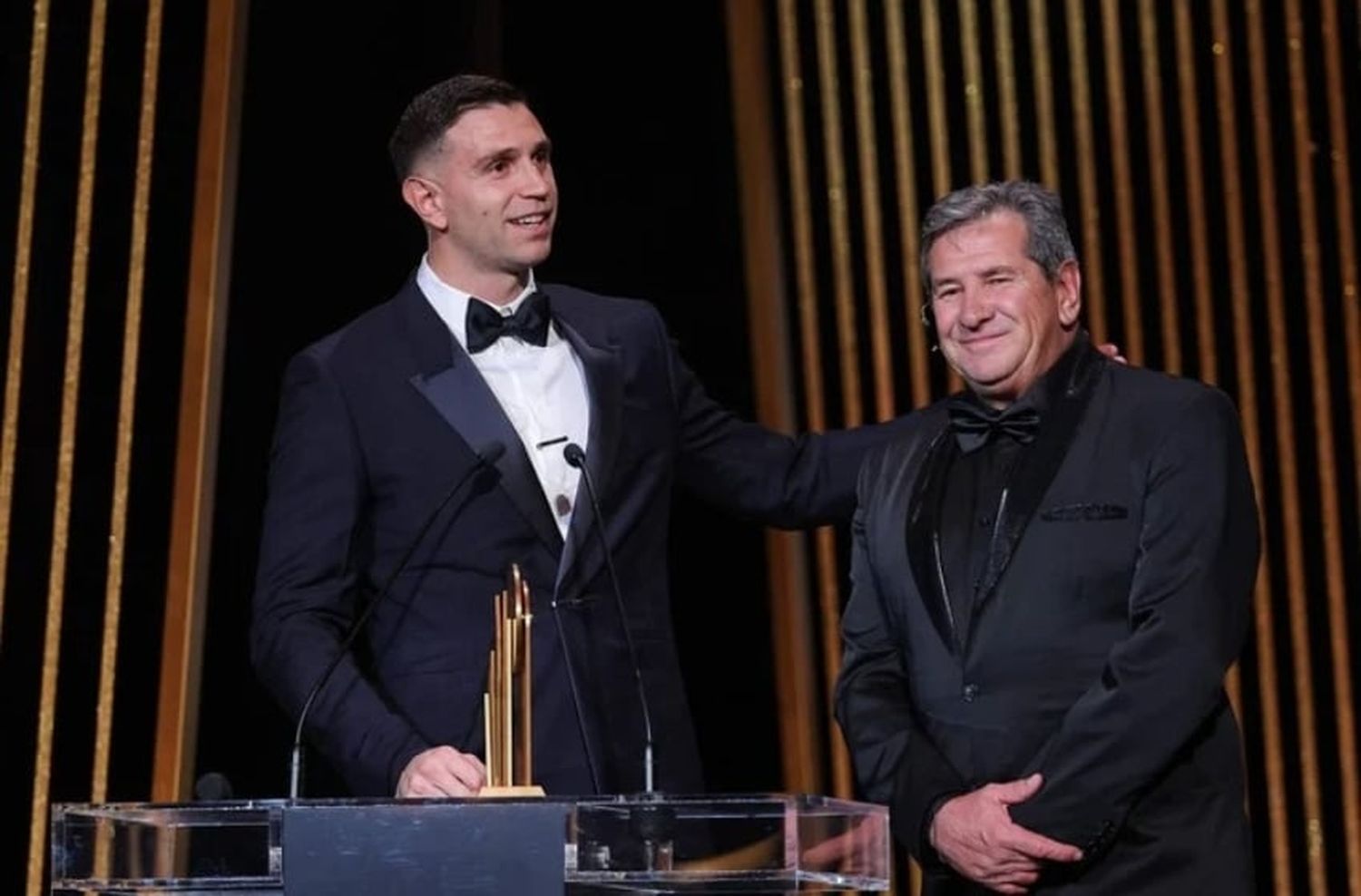 Balón de Oro: “Dibu” Martínez se quedó con el premio al mejor arquero de la temporada