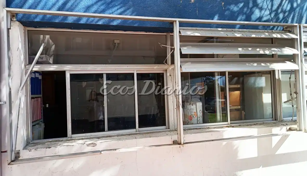 Sede. De Secretaría de Asuntos Docentes, donde rompieron un cristal para entrar a robar. Puerta destruida en el Instituto Nº 31