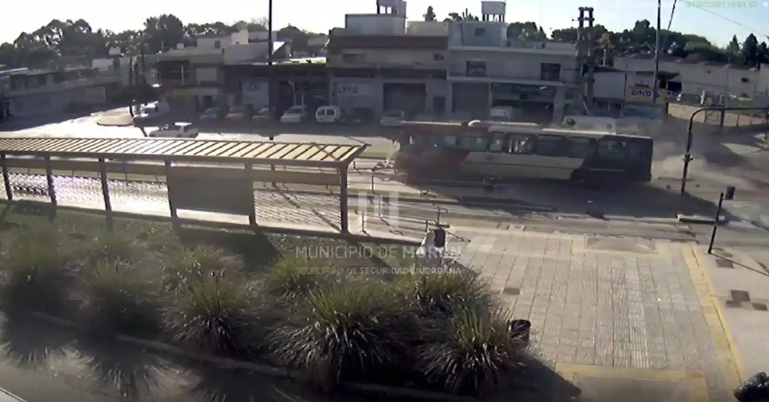 Impactante video en Morón: Dobló en U y chocó contra un colectivo dejando más de 10 heridos
