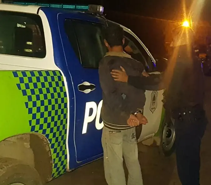 Le apoyó una navaja en el cuello e hirió a puntazos a un remisero