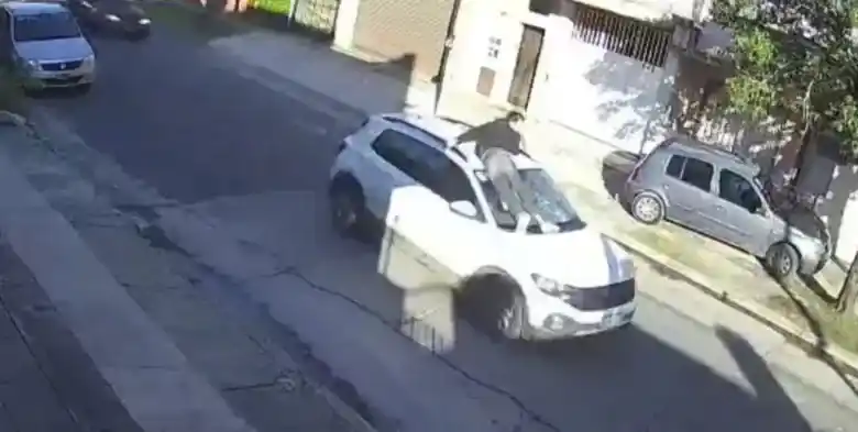 VIDEO | Digno de un "relato salvaje": un conductor arrastró a un hombre en el capot de su auto