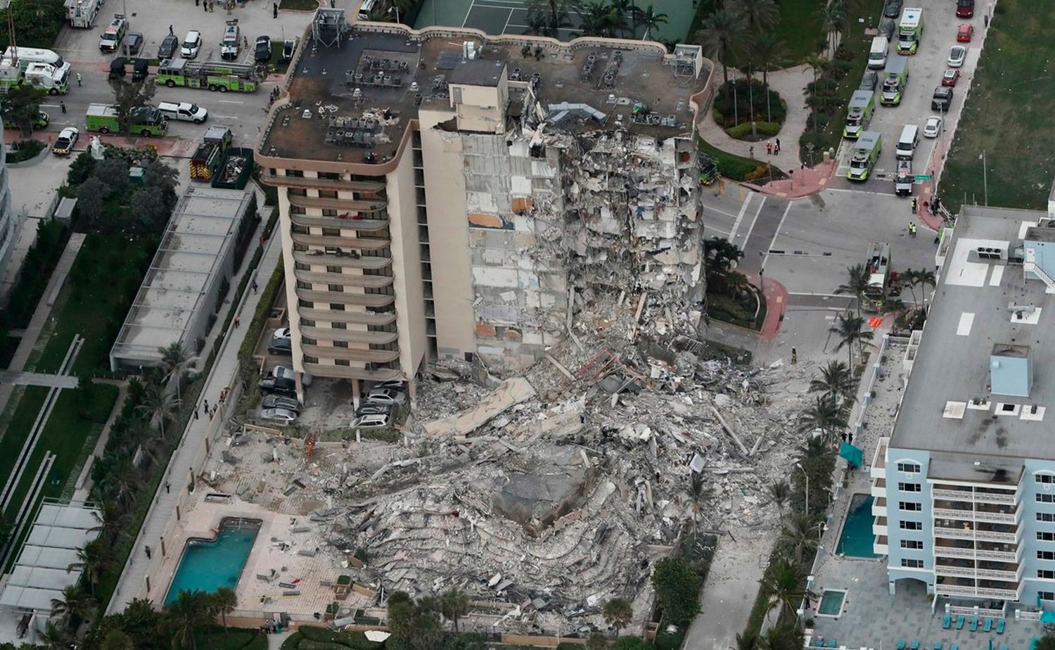 Florida declara el estado de emergencia tras el derrumbe del edificio