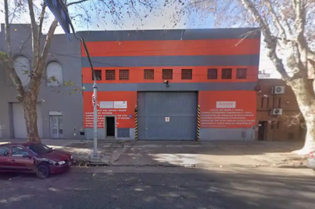 El hecho tuvo lugar en una distribuidora de productos siderúrgicos ubicada sobre la calle Sánchez de Loria al 2000.