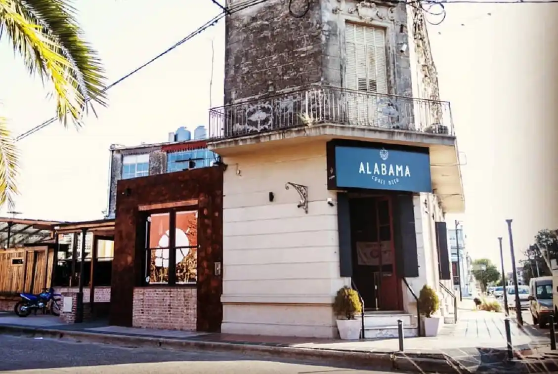 Entró a robar en una cervecería, sonó la alarma y escapó con un whisky