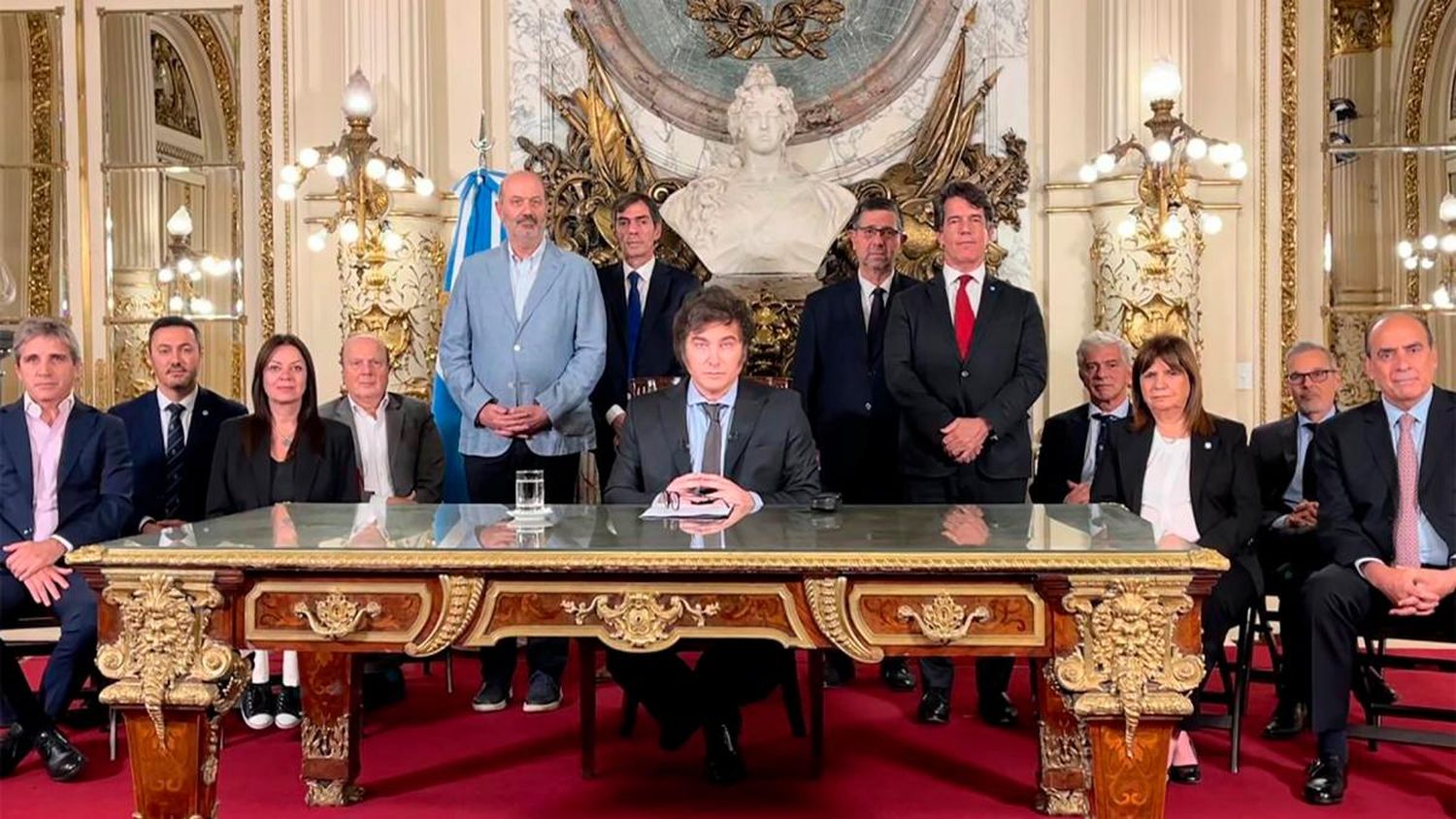 El presidente Javier Milei junto a todo su Gabinete.