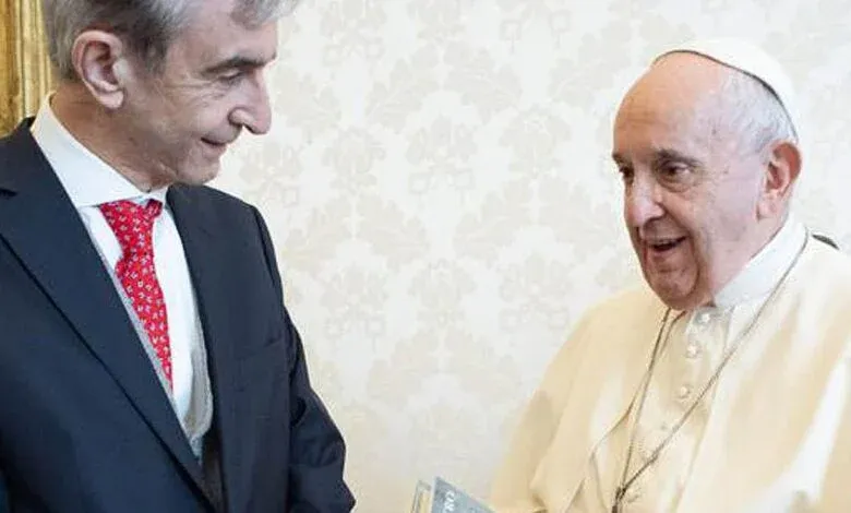 Nelson Castro junto al Papa, en una visita al Vaticano