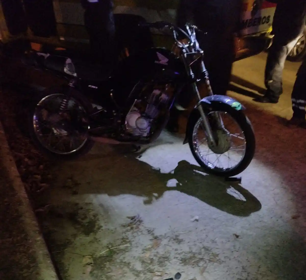 La motocicleta marca Honda en que se movilizaba el joven de 19 años.