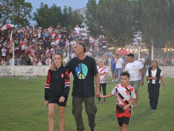 En la previa al clásico, se realizó el puntapié y homenaje a Juan Carlos Botta