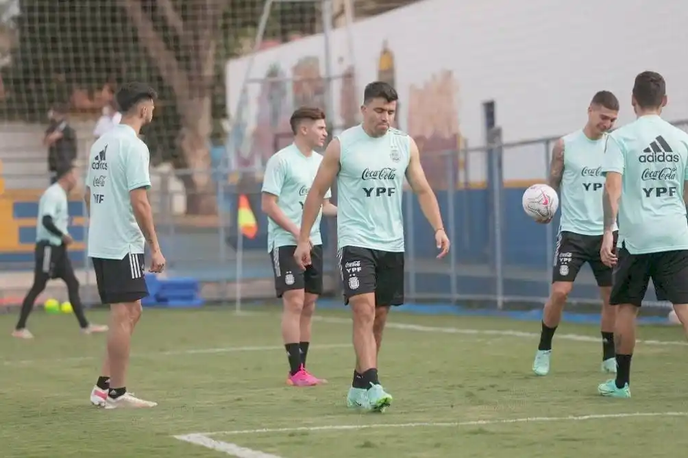 Scaloni piensa en un nuevo equipo, entre jugadores agotados y amonestados