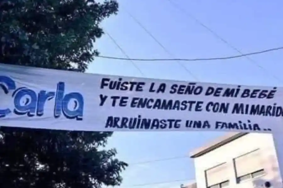 Insólito: Colgó un pasacalle denunciando a la maestra de su hija