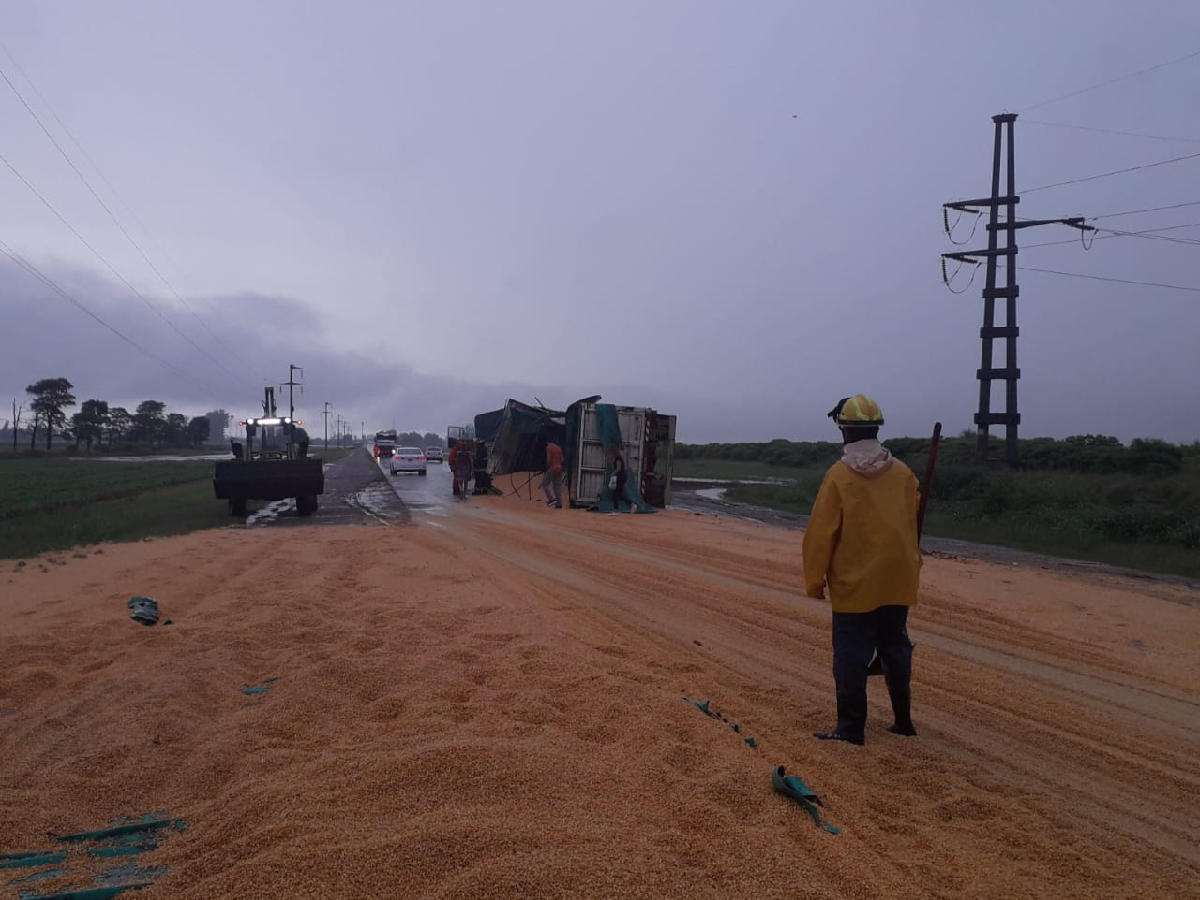 Tumbó un camión y su carga  de maíz quedó sobre la Ruta 1