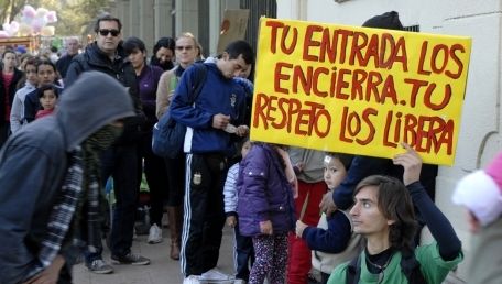 Protesta de activistas en el zoológico de La Plata