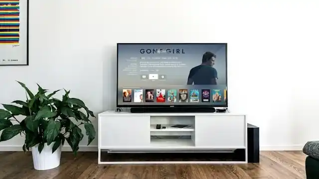 ¿Smart TV o proyector? Cómo elegir la mejor opción para disfrutar en tu hogar