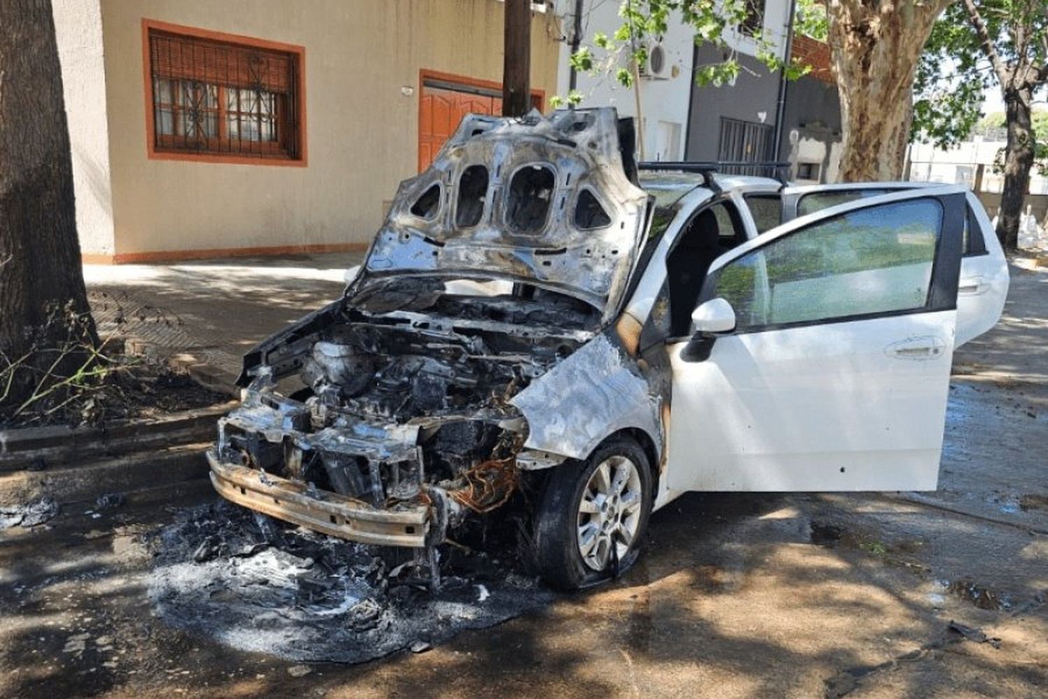 Prendieron fuego un auto y el ataque en plena tarde quedó filmado, el video