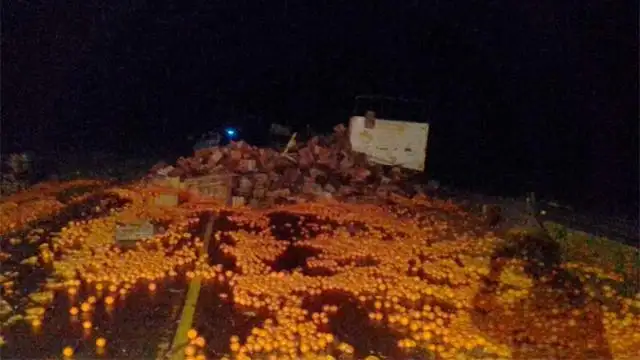 Un camión que transportaba cítricos volcó su carga sobre Ruta 18