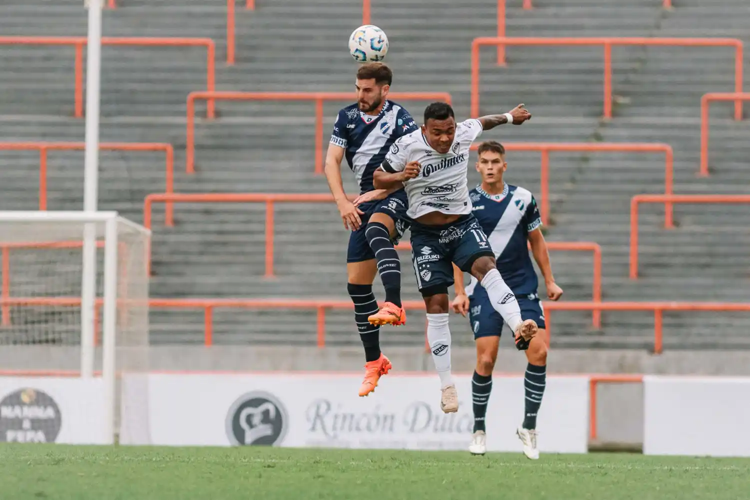 Gorgerino disputando un balón en el aire
