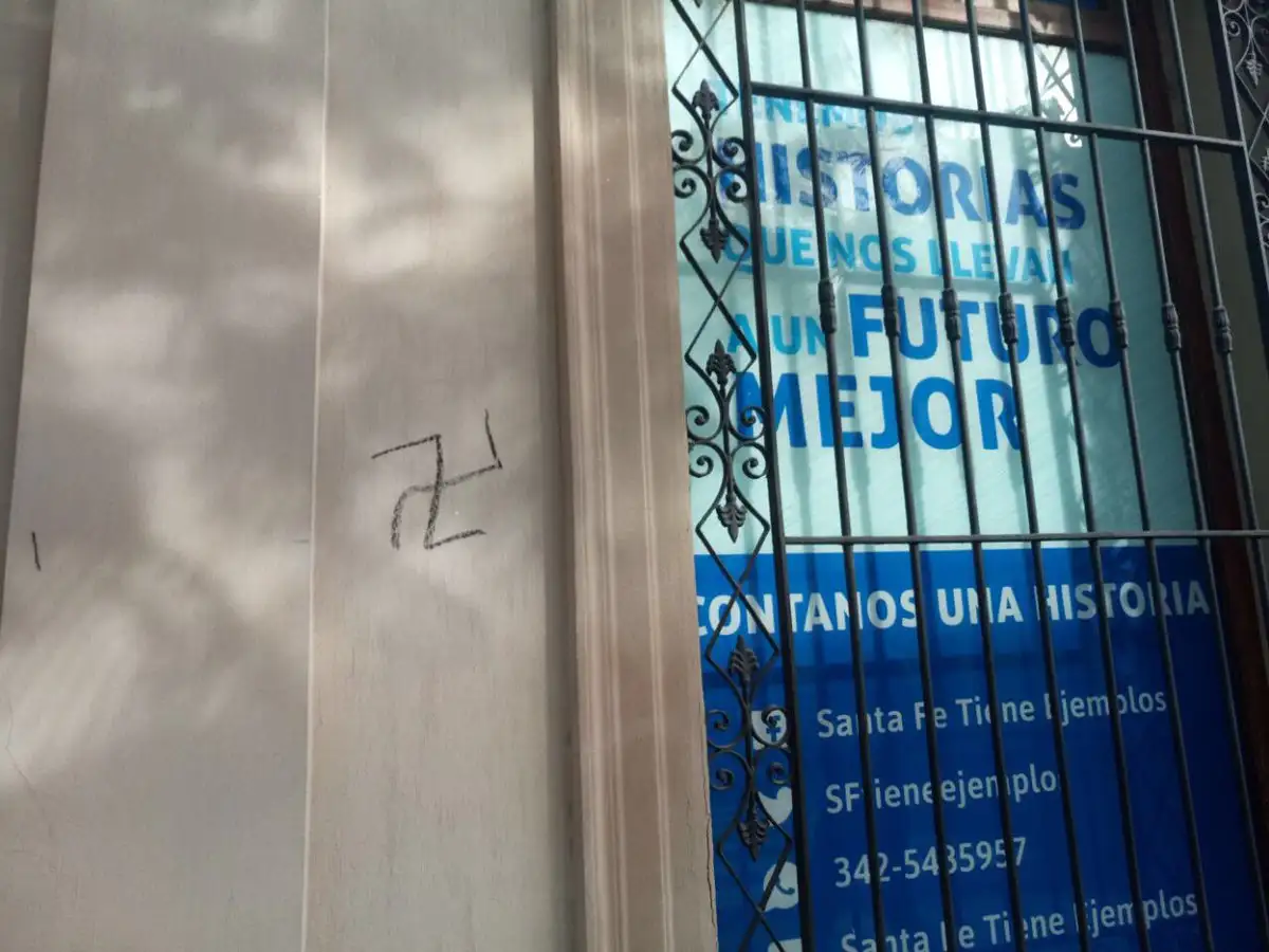 Pintadas agraviantes en un local del PJ