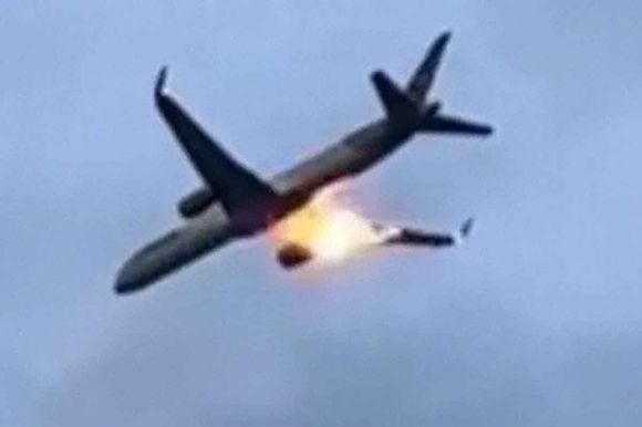 Falla de motor en un Boeing 757 de Condor obliga a un aterrizaje de emergencia en Italia