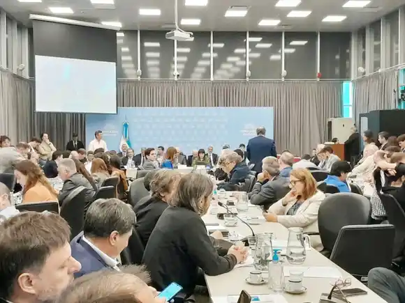 La oposición logró avanzar con el dictamen del proyecto para redistribuir el impuesto a los combustibles