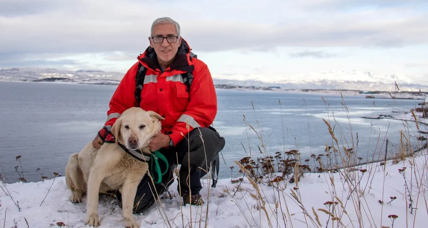 Un perro salvó a un esquiador que quedó atrapado bajo un metro de nieve tras avalancha en Usuahia