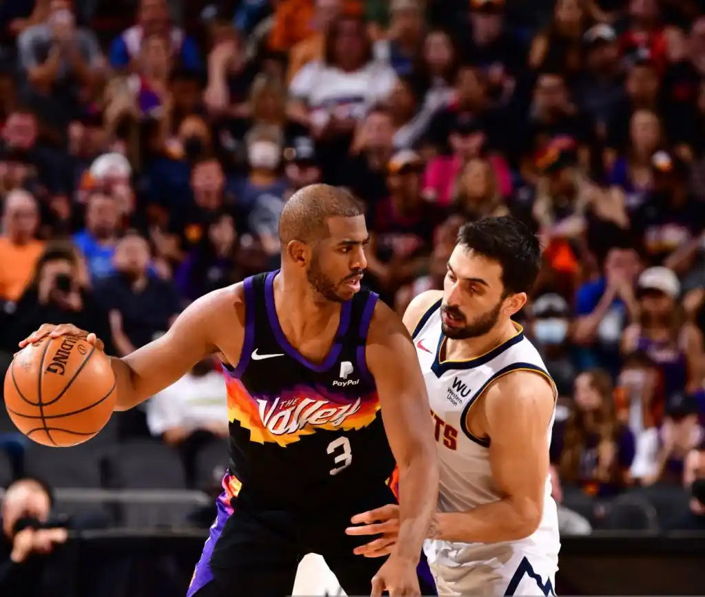 Denver arrancó con una derrota las semifinales