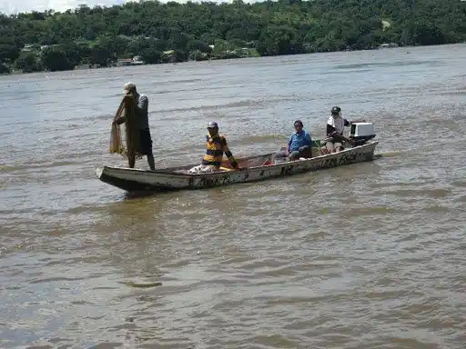 Lanchas con velas: el riesgoso transporte que utilizan en Bolívar por falta de gasolina