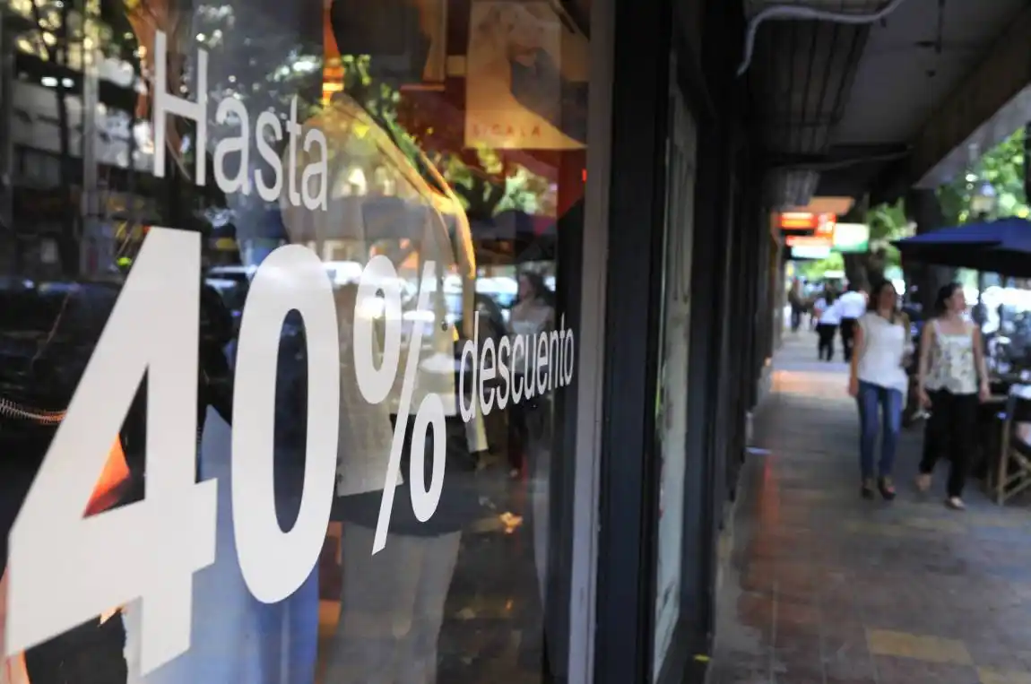 Las ventas en comercios minoristas también cayeron en julio