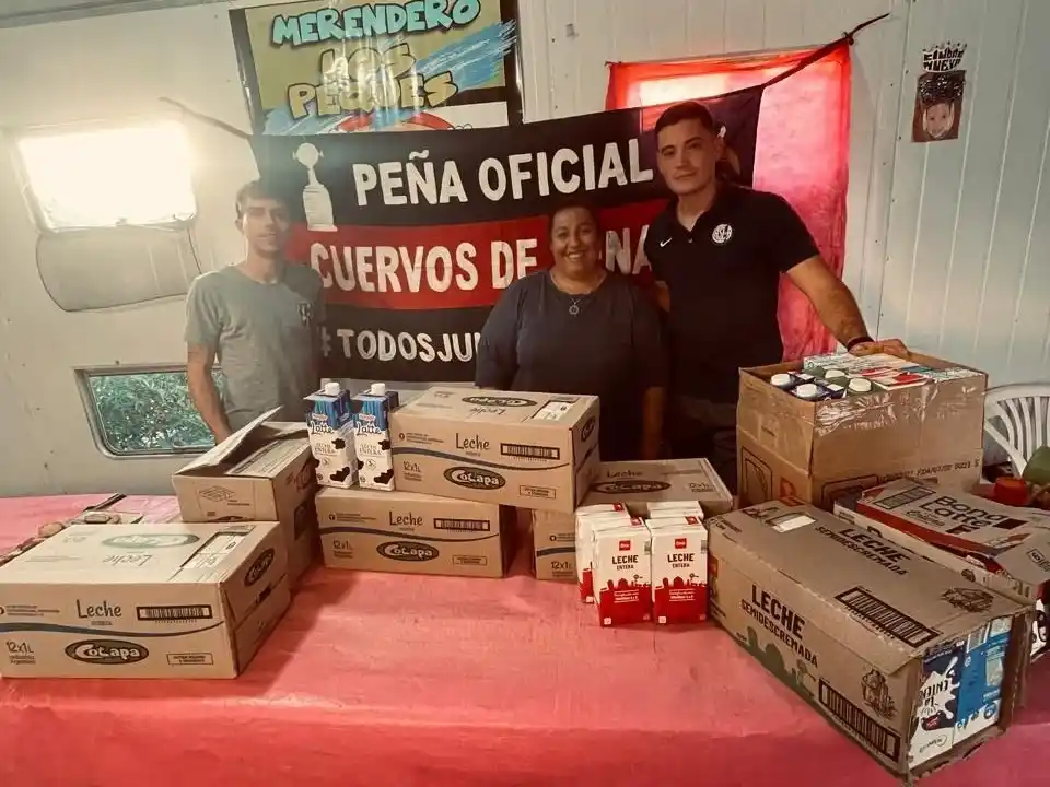 Cuervos de Venado entregaron as donaciones a los responsables del merendero. Foto: Gentileza