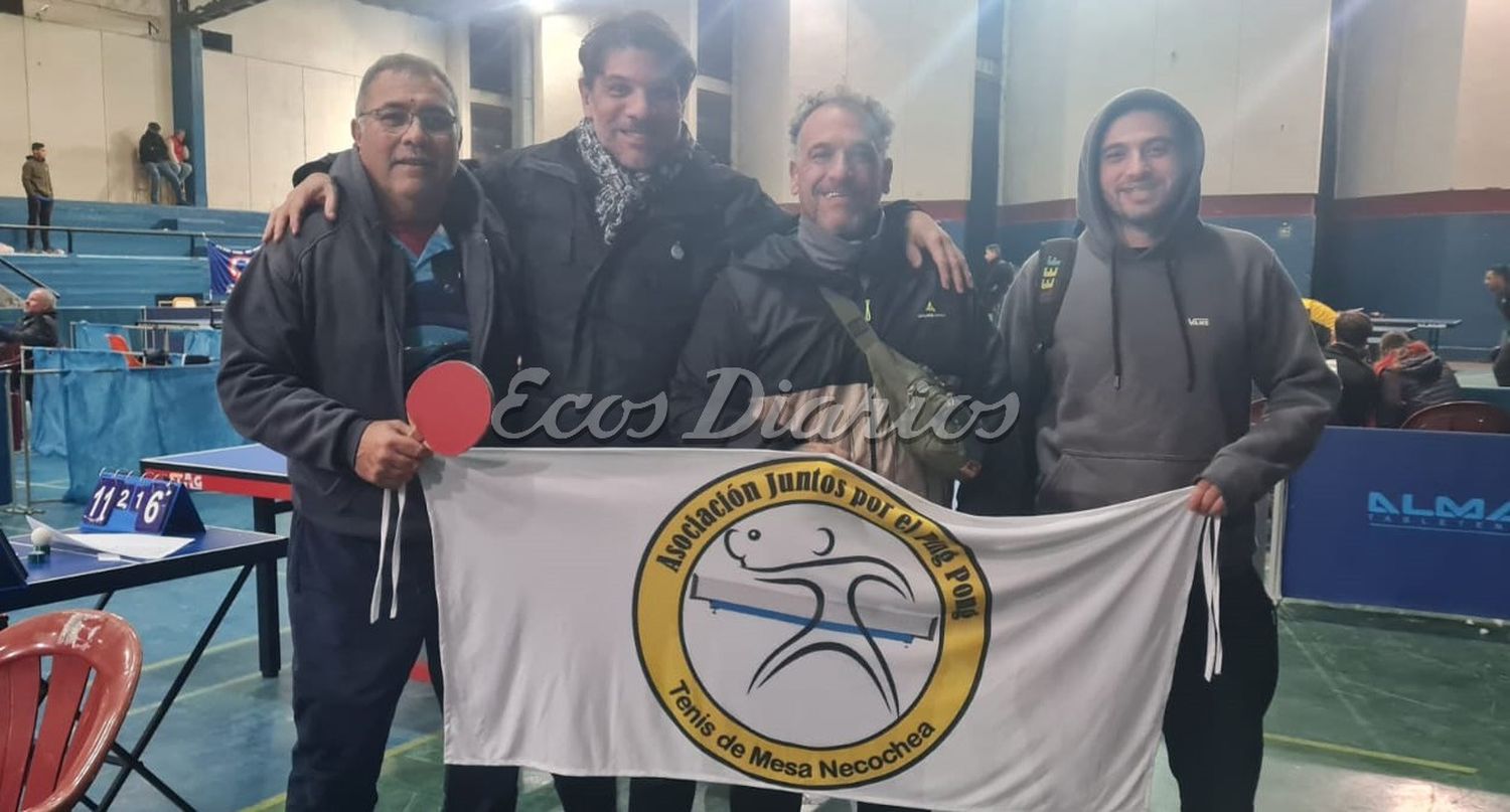Los representantes de la Agrupación Tenis de Mesa Necochea: Carlos Acosta, Gianni Incorvaia, Gustavo Celestro y Gustavo Fabiano