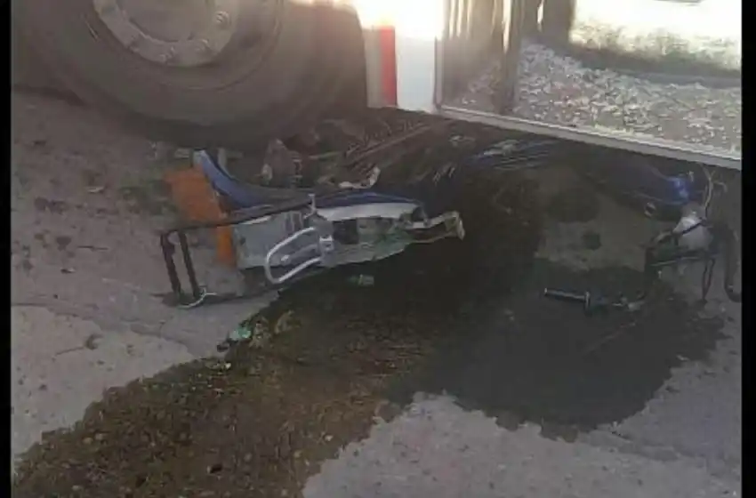 Un colectivo atropelló a un motociclista