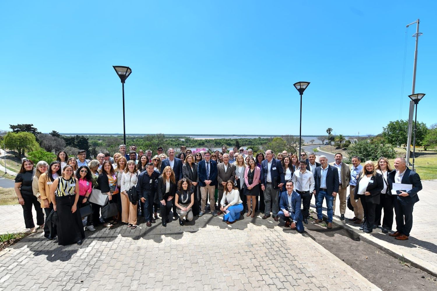 Los participantes posaron para la foto con el Paraná de fondo.