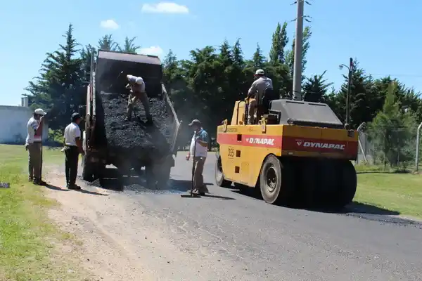 El Municipio realizó bacheo en el camino al Balneario Ñandubaysal 