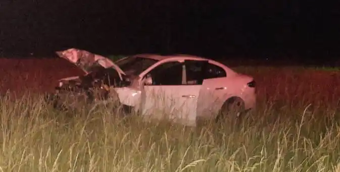 Se salió la rueda de un camión y ocasionó el vuelco de un auto en la ruta 3: hay lesionados