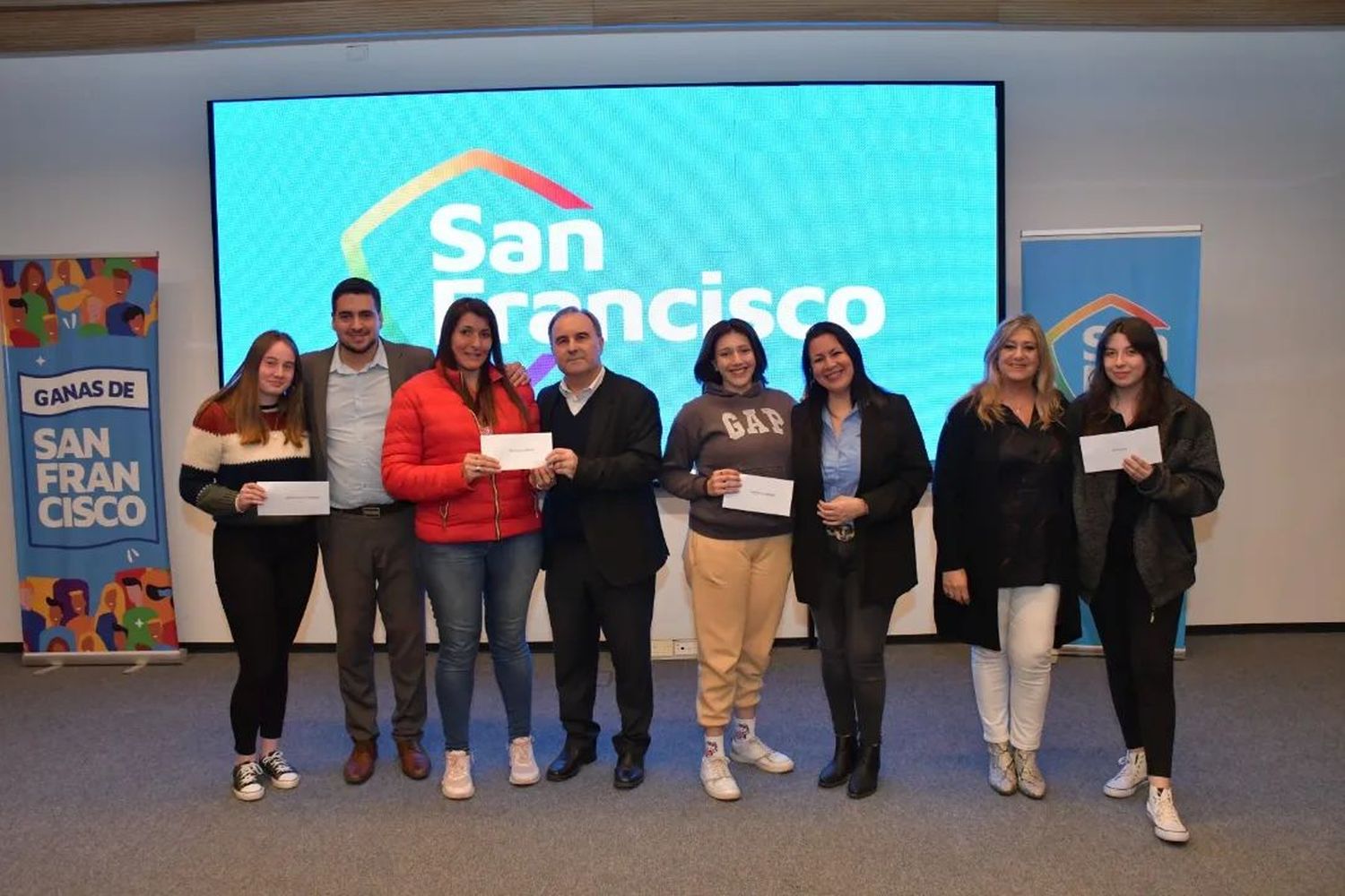 Estudiantes recibiendo los Créditos Solidarios