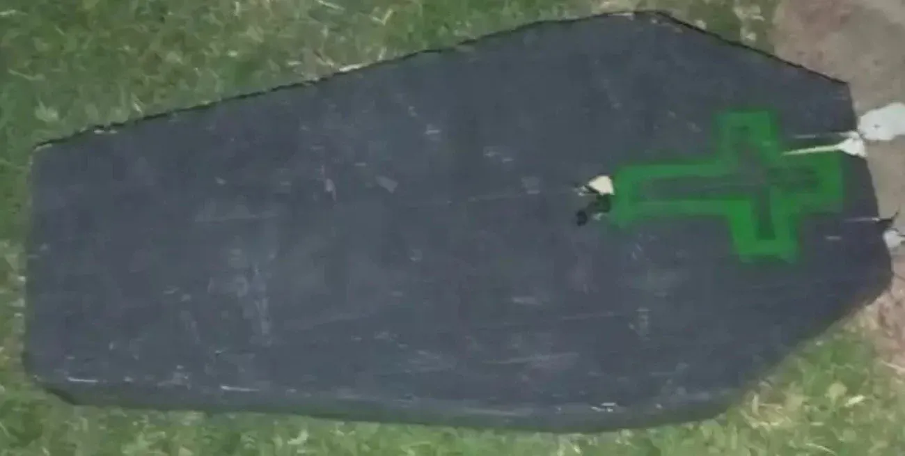 Apareció un ataúd negro frente a una casa en una localidad santafesina y alarmó a los vecinos