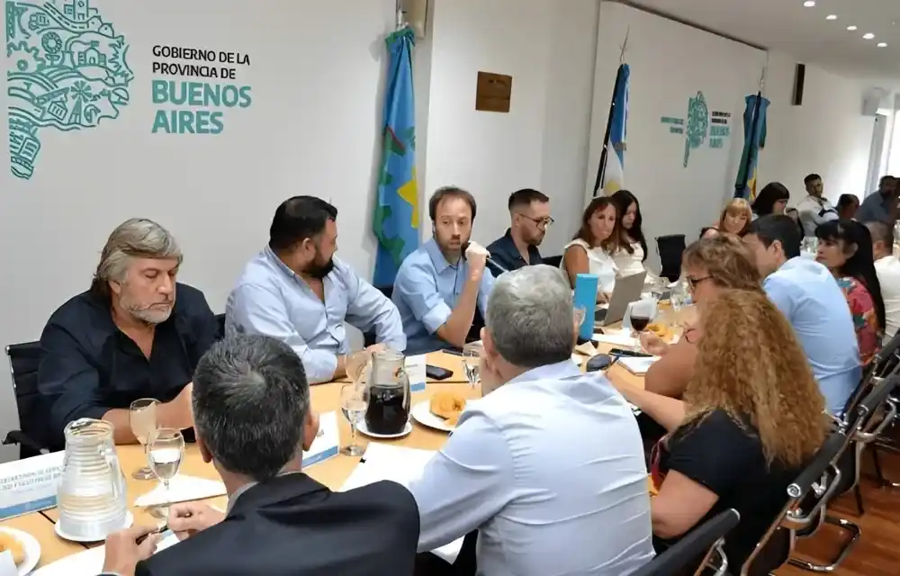 El ministro de Economía, Pablo López, en una reunión de paritarias con los gremios estatales.