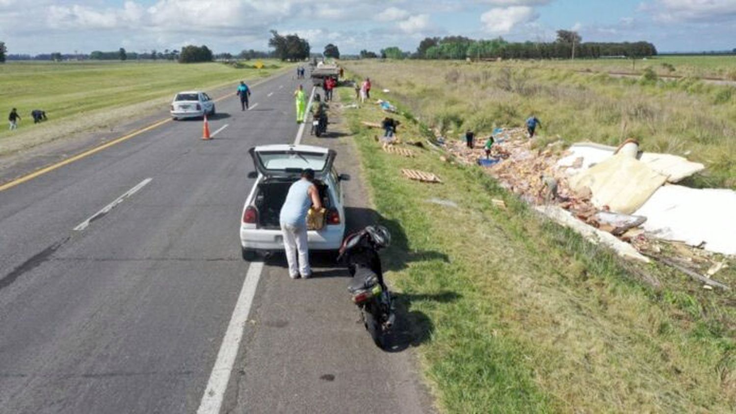 Volcó un camión que transportaba pollos por la ruta 2 y conductores frenaron para robárselos. (Gentileza La Capital / Pablo Funes)