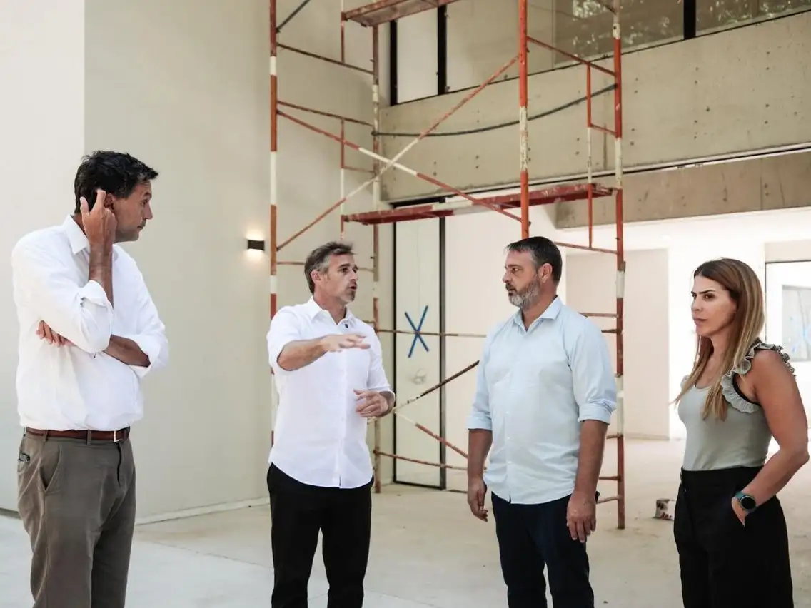 Achával y funcionarios recorren el edificio de la Universidad de Pilar