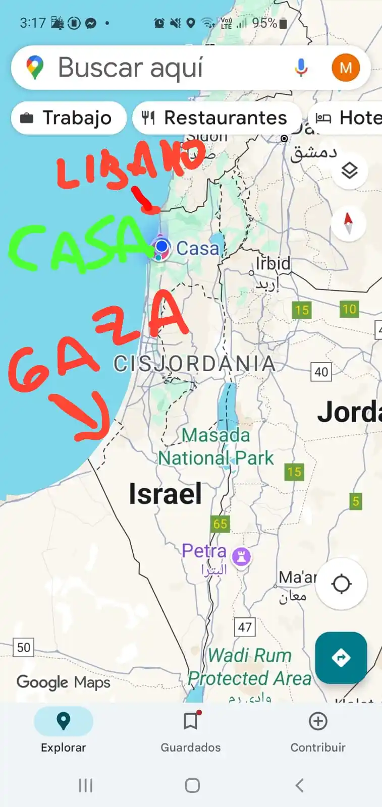 Pequeño mapa donde se puede ver Israel, los países que lo rodean y con un puntito la ciudad  en que reside la familia-