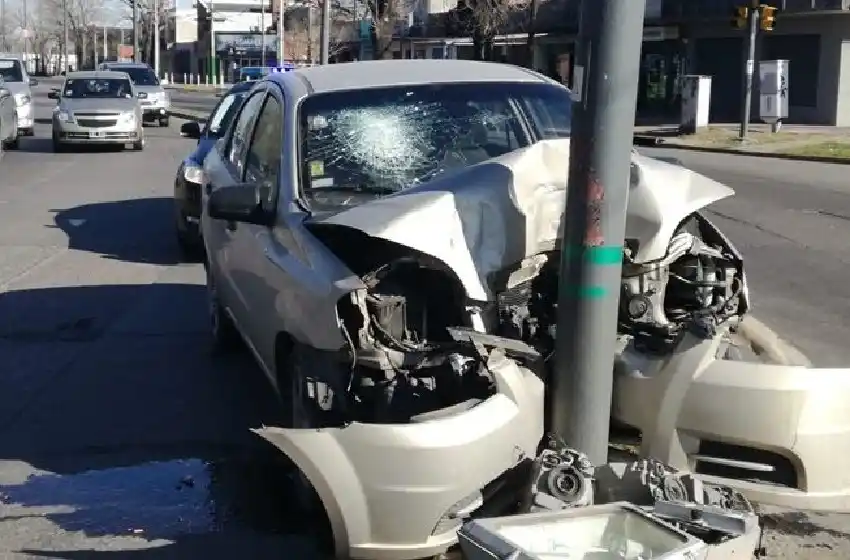 Murió una mujer de 79 años en un choque contra una columna de alumbrado público