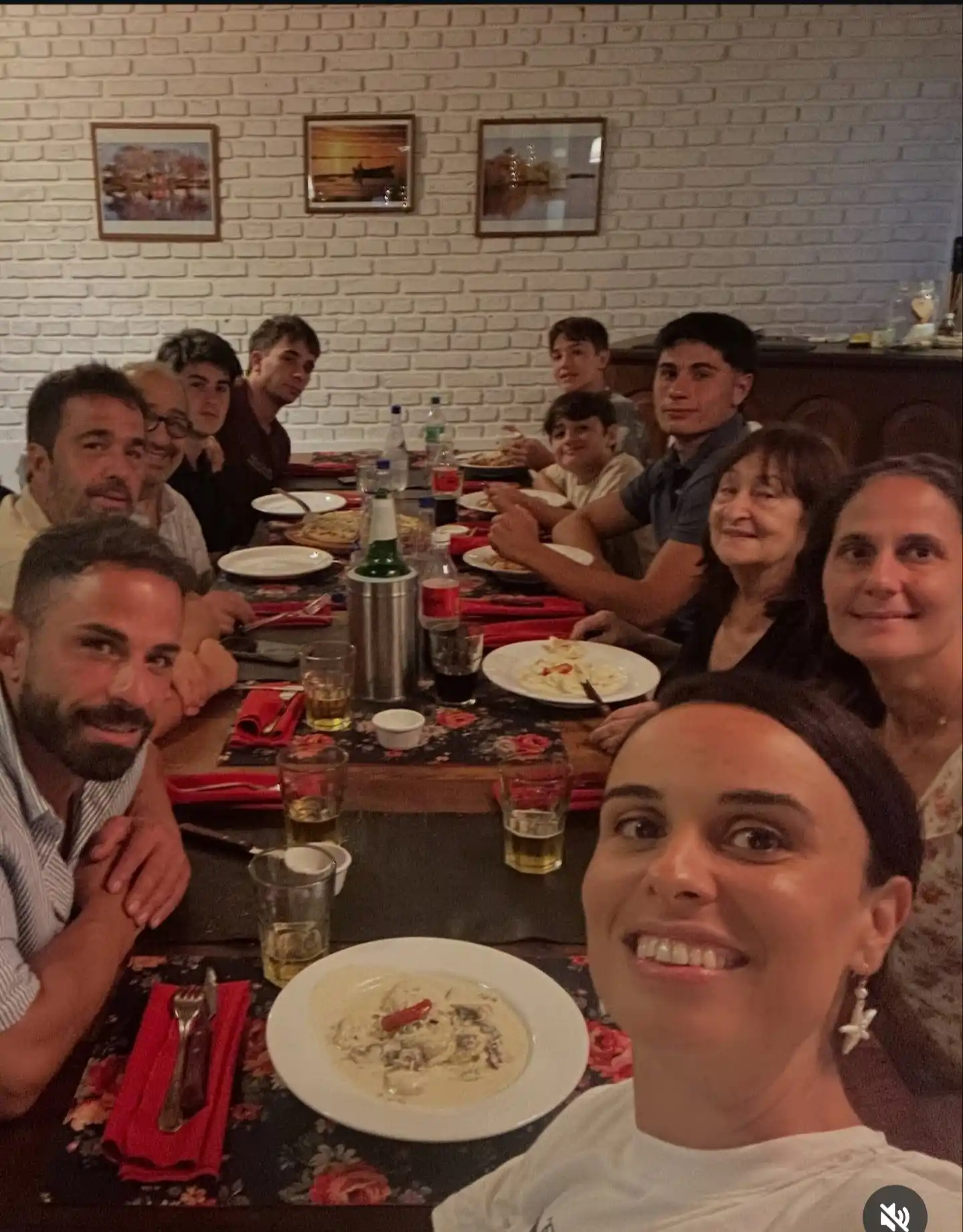 Sebastián y Nicol junto a la familia Mac Kay en su Gualeguay natal-