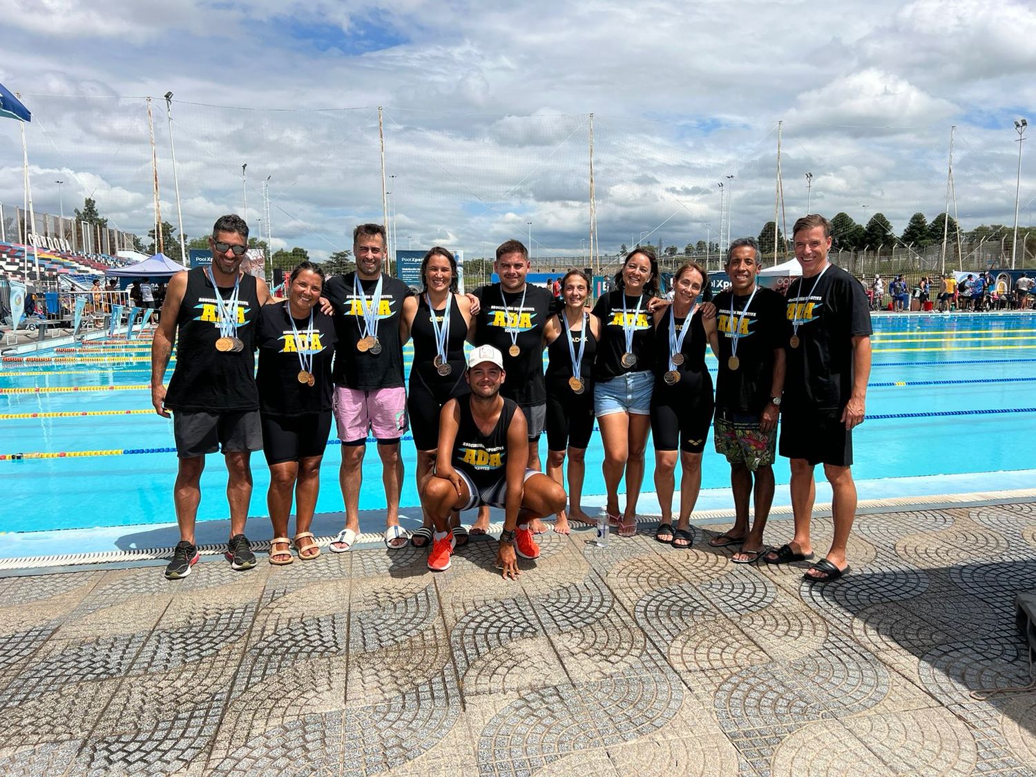 El equipo de ADA Máster, junto a su entrenador Axel Daraio