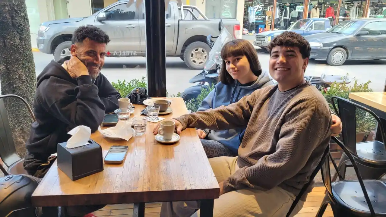 Cristian recibió la visita de su hija Luz de Bellocq y su novio Bautista de Orense. Eligieron Sorti para el encuentro