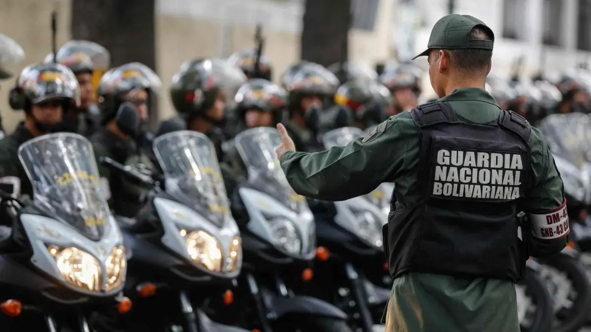 GNB que participaban en desfile militar atienden un parto en plena calle