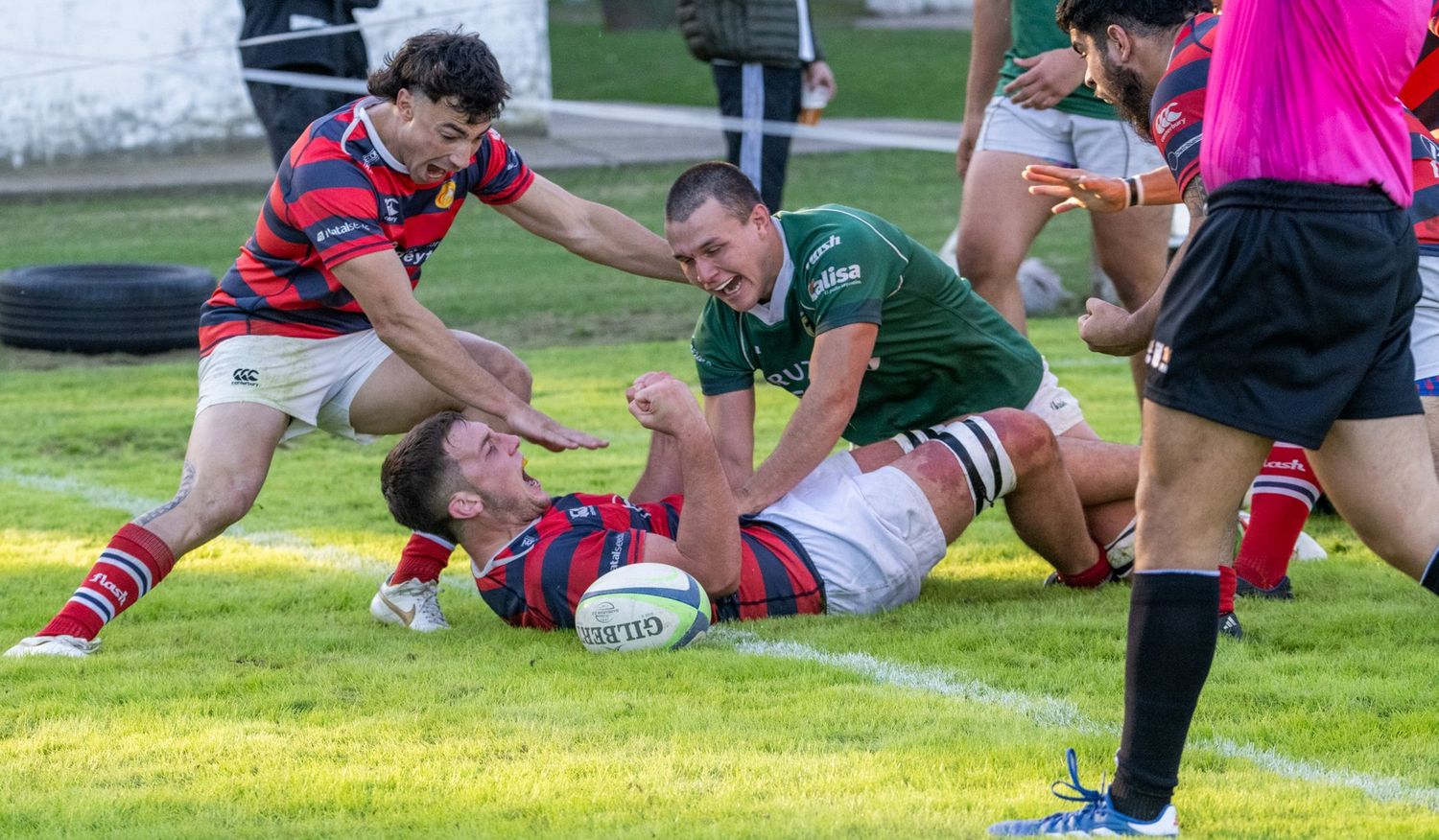 Momento en el que el capitán del equipo, Juan Balarini, festeja el último try de la gran victoria de Jockey. Foto: Javier Leali